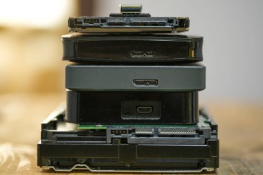 Karanlık yüzey üzerinde hdd bellek depolama aygıtları satck, teknik bileşenler, usb, bellek