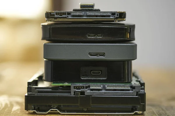 Karanlık yüzey üzerinde hdd bellek depolama aygıtları satck, teknik bileşenler, usb, bellek