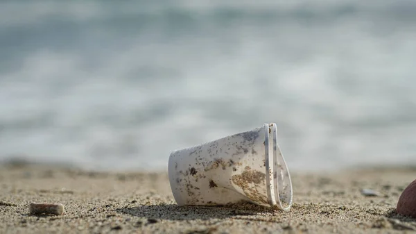 Poluição de detritos de plástico descartada no ecossistema da costa marítima, resíduos de pontas de cigarro, contaminação da natureza — Fotografia de Stock