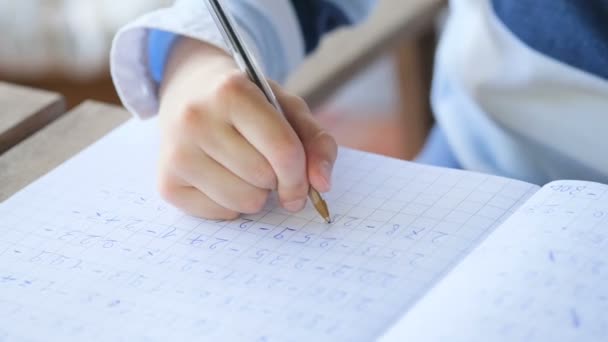 Basisschool kind hand terwijl het doen van wiskunde huiswerk schrijven, lichaamsbeweging onderwijs levensstijl — Stockvideo