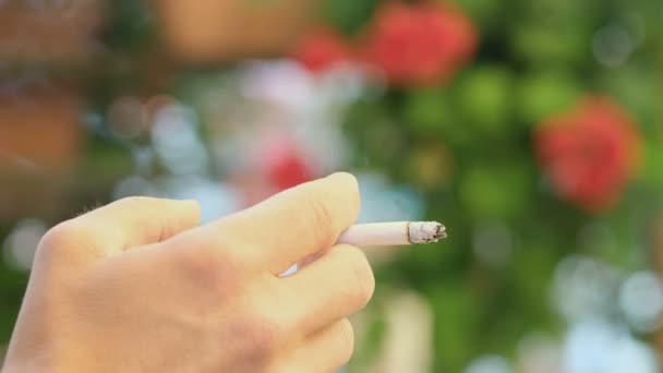 Muž ruka držet pálení cigarety při kouření, tabákový kouř, nezdravý životní styl — Stock video