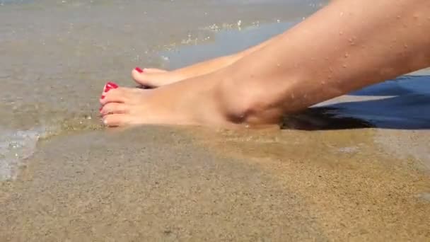 Pies desnudos mujer chica disfrutar de agua olas salpicaduras relajarse en verano mar orilla, vacaciones libertad estilos de vida — Vídeo de stock