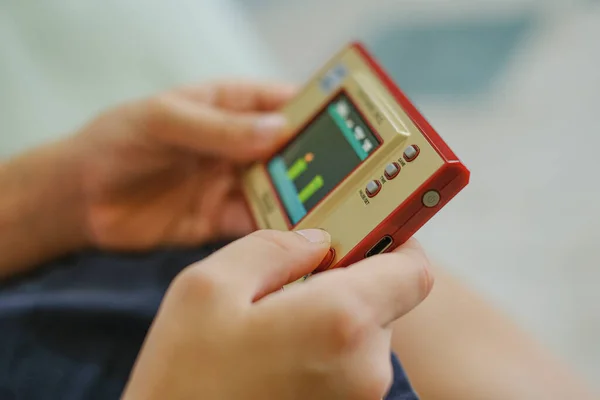 Menino enquanto brincava com videogames portáteis console, tecnologia crianças vício — Fotografia de Stock