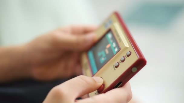 Niño mientras juega con videojuegos portátiles consola, adicción a los niños de tecnología — Vídeo de stock