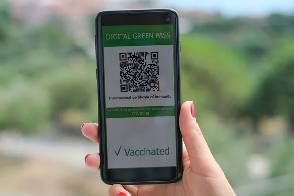 Mulher segurar covid19 vacina qr código verde certificado de passe em um smartphone, tecnologia — Fotografia de Stock