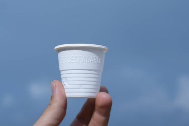İnsan eli, biyolojik olarak çözünebilen plastik cam, çevresel sürdürülebilirlik paketleme