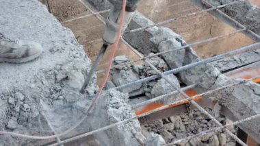 İnşaat alanında matkapla çalışan tuğla ustası, iş aletleri.