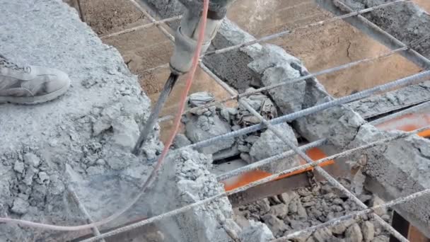 Hombre albañil trabajando con martillo neumático en el sitio de construcción, herramientas de equipo de trabajo — Vídeos de Stock