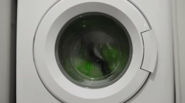 İzole edilmiş çamaşır makinesi aile giysilerini temizliyor, elektirik enerjisini boşa harcıyor.