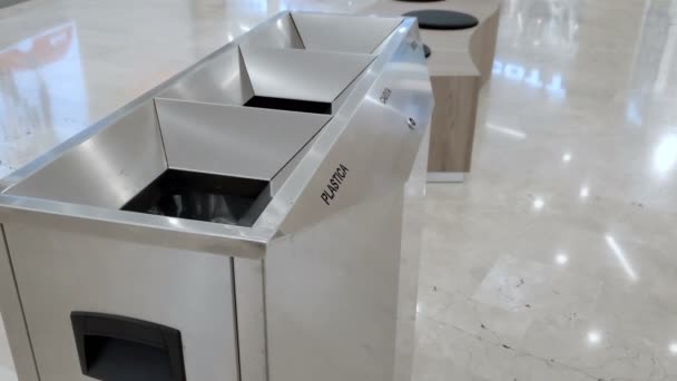 Joven mujer basura utiliza botella de plástico en cubo de recogida de basura separada, reciclar — Vídeos de Stock