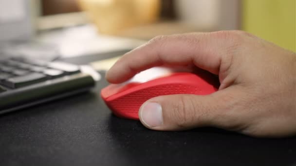 Man menggunakan ergonomic pc mouse di tempat kerja, perangkat teknologi komputer — Stok Video