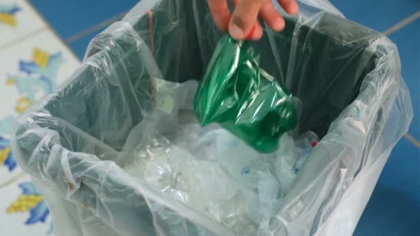 Man Handafval Gebruikt Plastic Fles Aparte Vuilnisbak Recyclen — Stockvideo