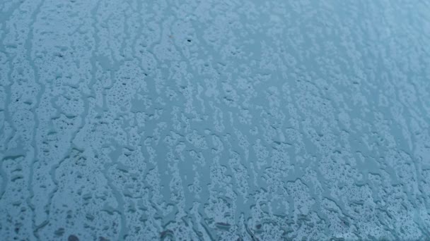 Caída de agua de lluvia cae el movimiento en un vaso, el clima cambia la naturaleza — Vídeo de stock