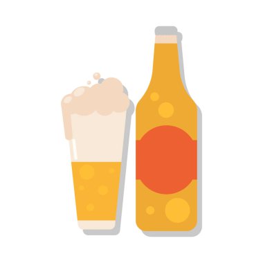 Köpüklü bira bardağı ve bira şişesi.