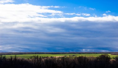 Mavi gökyüzü, yeşil plai