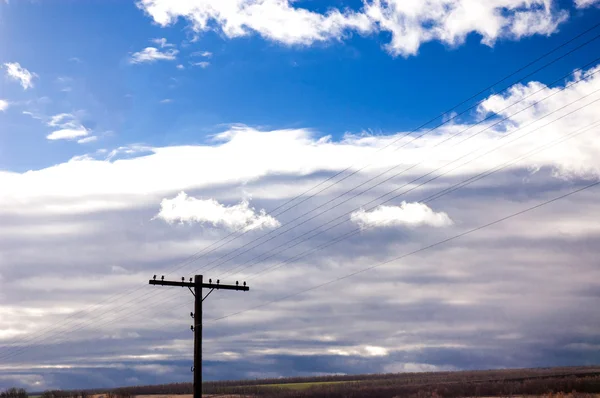 Hochspannungsleitung und blauer Himmel — Stockfoto