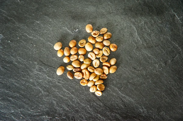 Деякі сирі кавові зерна — стокове фото