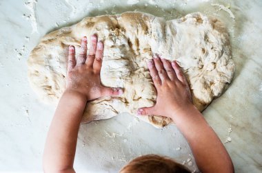 Çocuk elleriyle hamur yoğurma