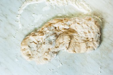 Beyaz masa üzerinde hamur yoğurma,