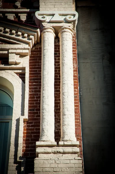 Weiße Säulen auf altem Gebäude — Stockfoto