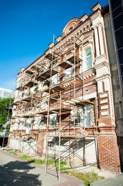 Восстановление старого здания — стоковое фото