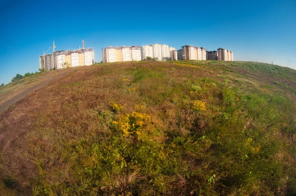 Hochhaus-Mehrfamilienhäuser am Horizont — Stockfoto