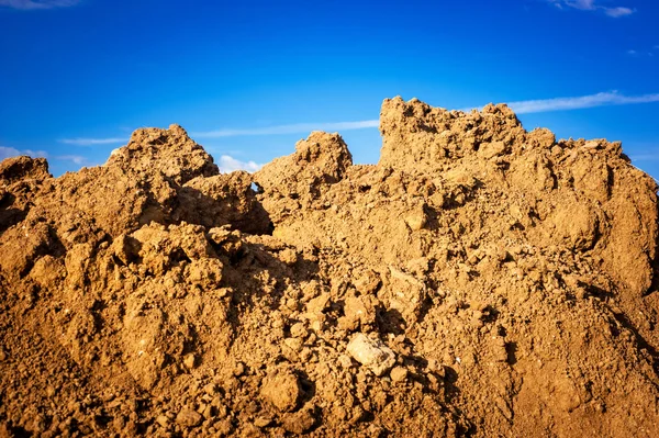 Suelo geológico cortado sobre fondo azul del cielo — Foto de Stock