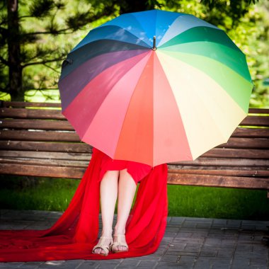 Şemsiye altında gizli kadın