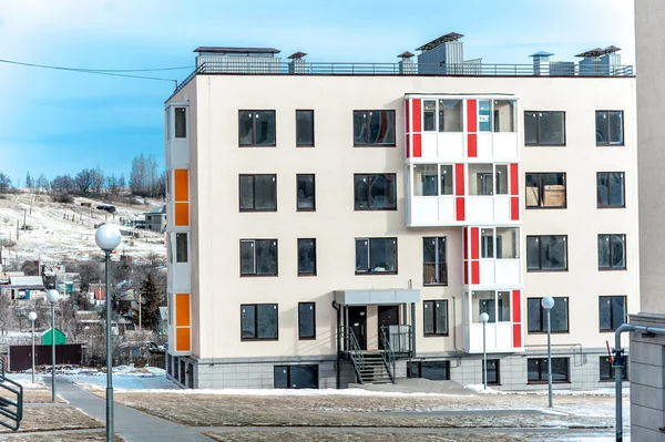 Modernes Mehrfamilienhaus — Stockfoto