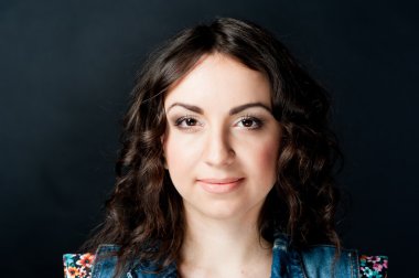 hoş gülümseyen kız