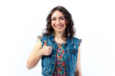 başparmak ile gülümseyen kız