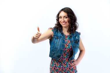 başparmak ile gülümseyen kız