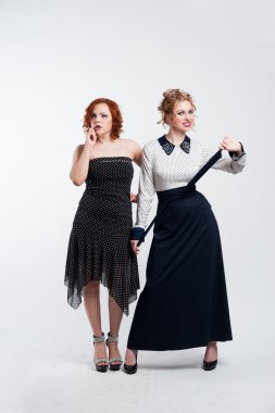 Gülümseyen ve sürpriz kızlar