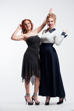 iki gülümseyen kız