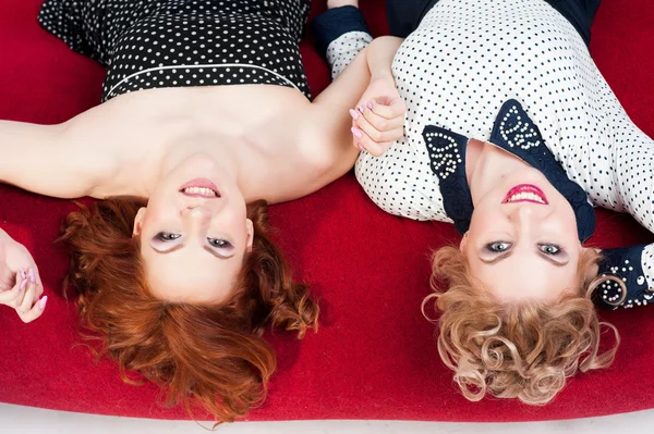 Dos chicas sonrientes — Foto de Stock