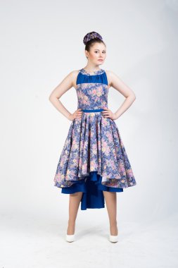 Beyaz arka plan üzerinde crosseg silah ile güzel kız