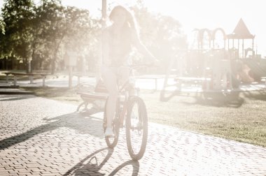 Bisiklete binen kız