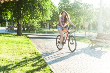 Bisiklete binen kız