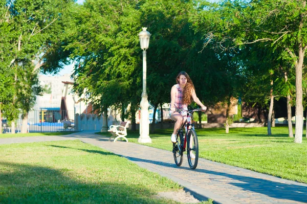 Chica montando en bicicleta — Foto de Stock