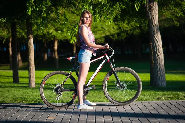 Chica sentada en bicicleta — Foto de Stock