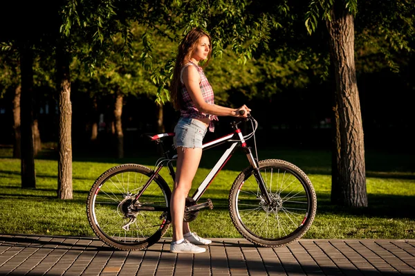 Chica sentada en bicicleta — Foto de Stock