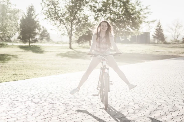 Chica sonriente montando en bicicleta — Foto de Stock