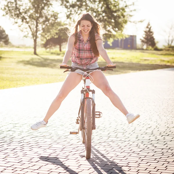 Riéndose chica montar en bicicleta — Foto de Stock