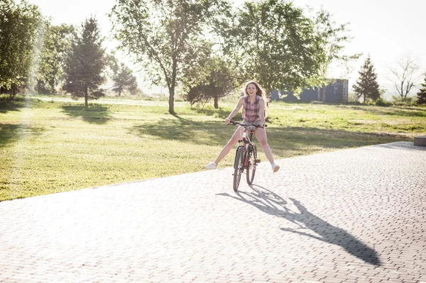 Riéndose chica montar en bicicleta — Foto de Stock