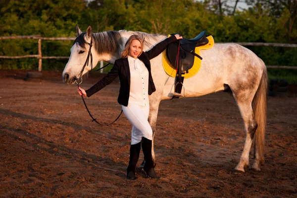 Reiterin auf dem Hippodrom und blauem Himmel — Stockfoto