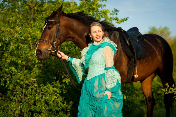 Девушка и ее лошадь . — стоковое фото