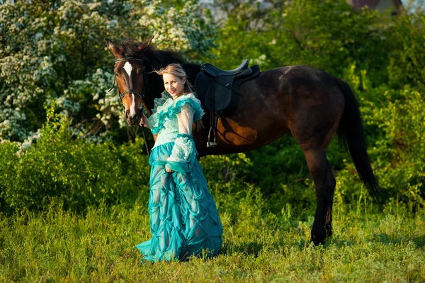 Dívka a její kůň. — Stock fotografie