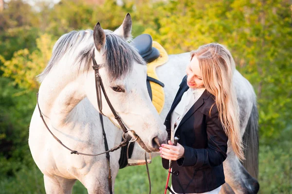 Ein Mädchen und ein Pferd — Stockfoto