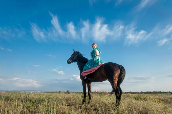 Jezdkyně a modrá obloha — Stock fotografie