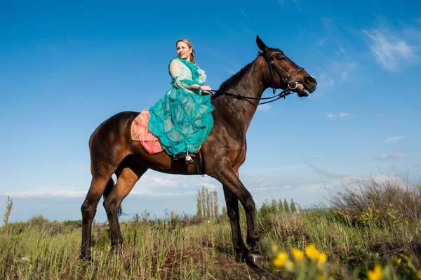 Jezdkyně a modrá obloha — Stock fotografie